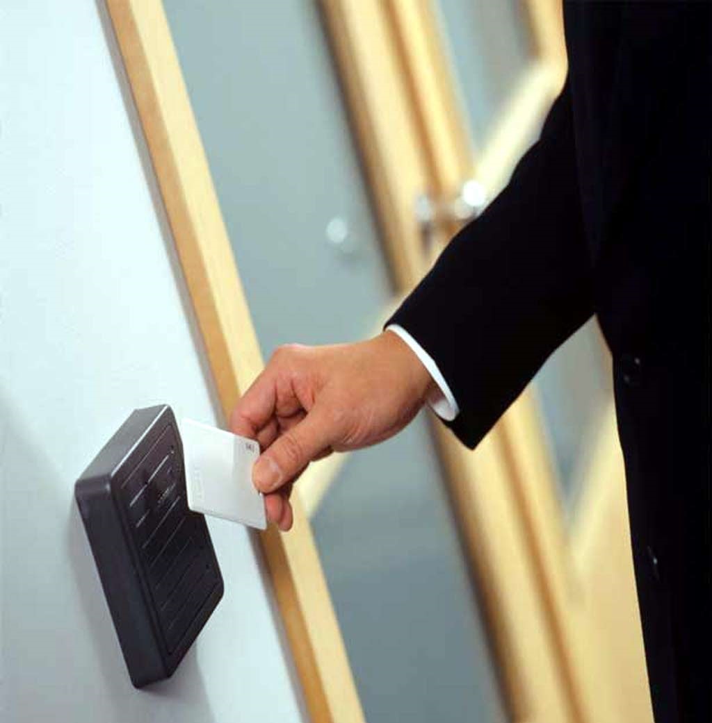أجهزة التحكم بالأبواب access control system