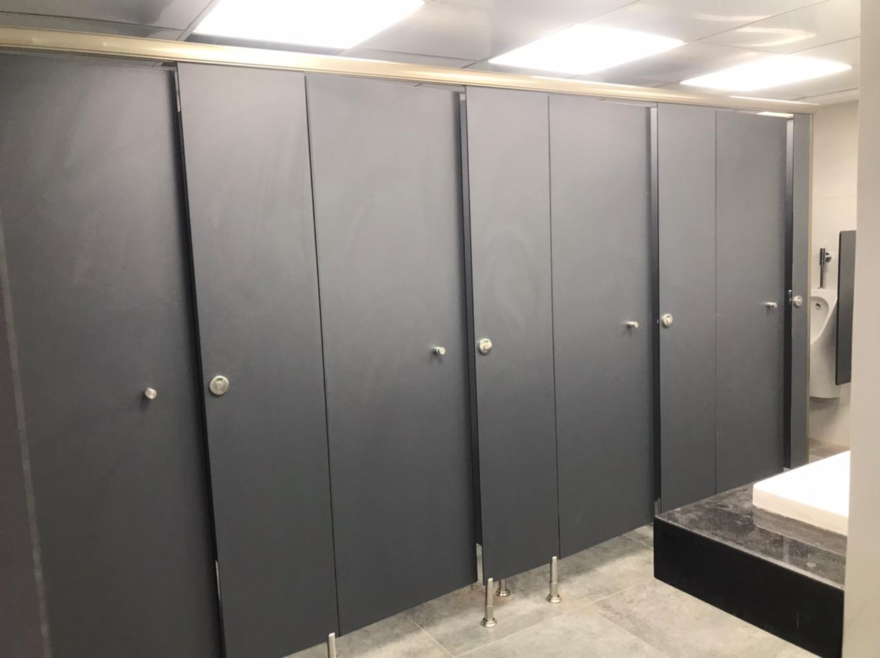 كومباكت hpl صينى وهندىفى جولدن هاوس نقدر ننفذلك ونصمملك الحمام بما يتناسب مع مساحة المكان (حمام حرف 