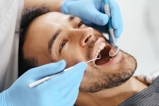 مطلوب اطباء اسنان للعمل بالسعودية