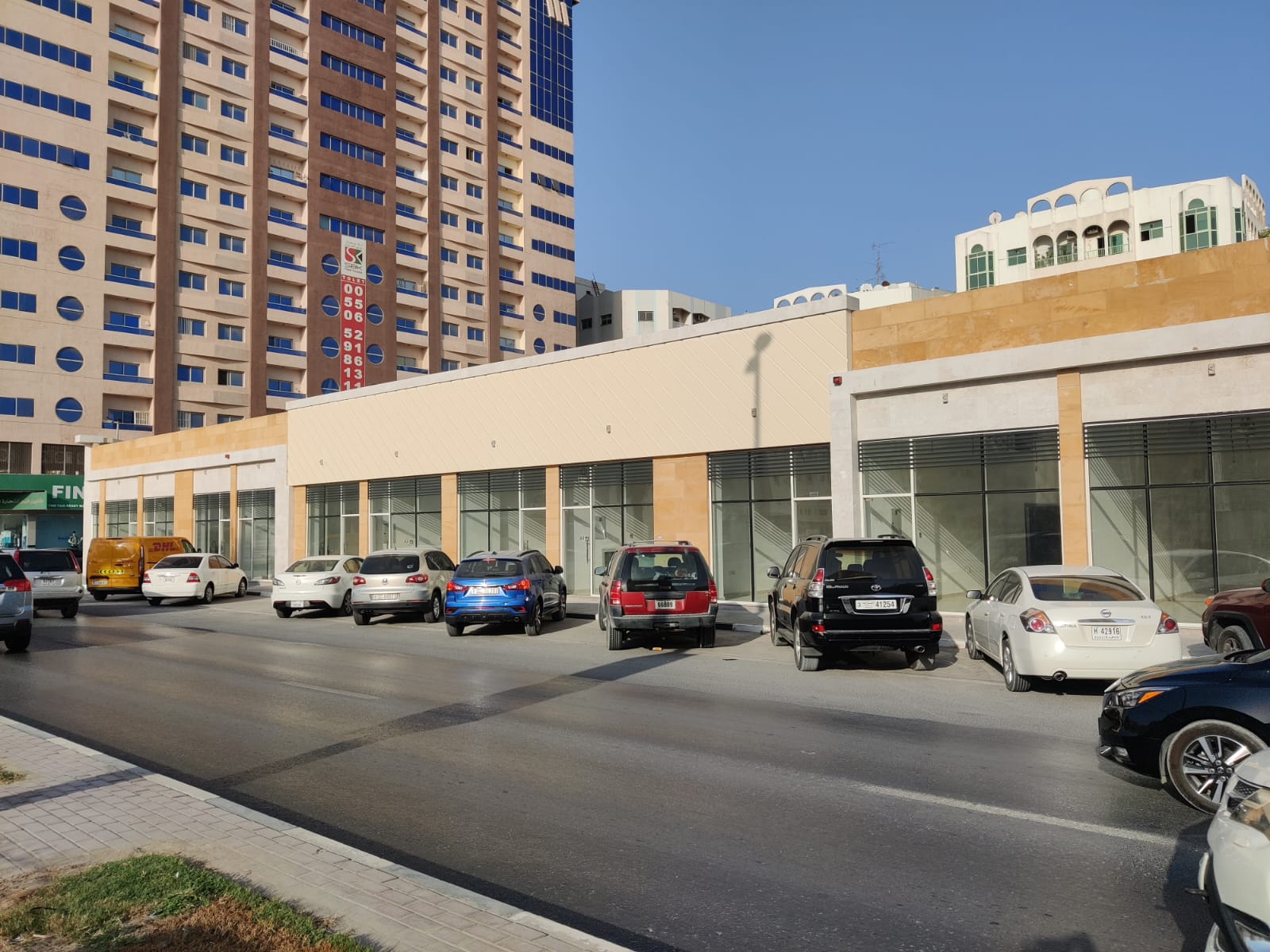 للإيجار محلات جديدة في الشارقة تقع في منطقة الناصرية موقع مميز على شارع الرئيسي كل محل فيها حمام 