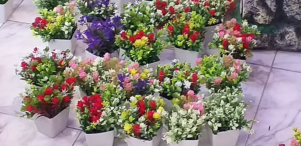 تتوفر زوهريات الورد الصناعية بمجموعة واسعة  الألوا ن مما يتيح لك اختيار الزهور التي تتناسب مع ديكورك