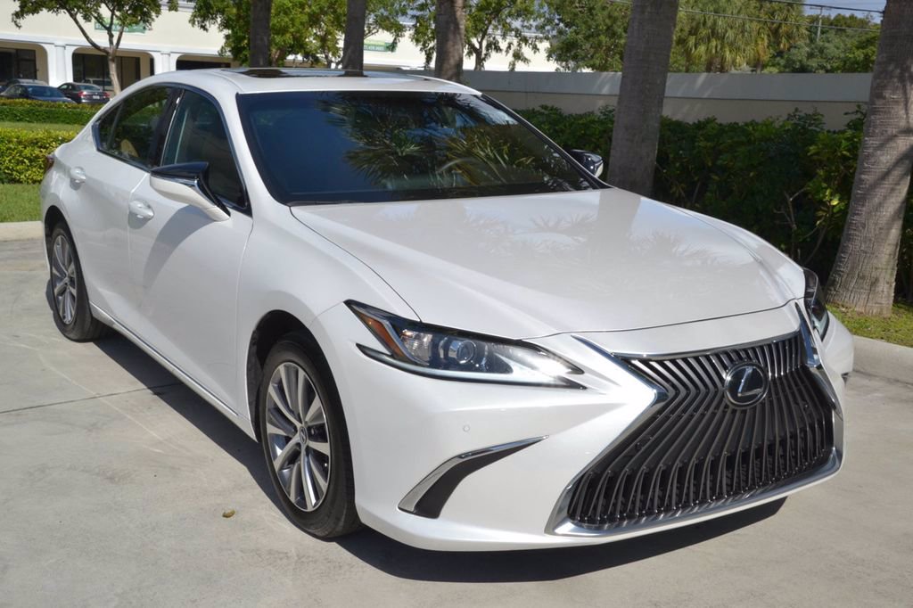 لكزس ES350 2019 خيار كامل للبيع للمشتري الجاد فقط V6 أوتوماتيكية بيضاء خليجي، مثالية للداخل والخارج،