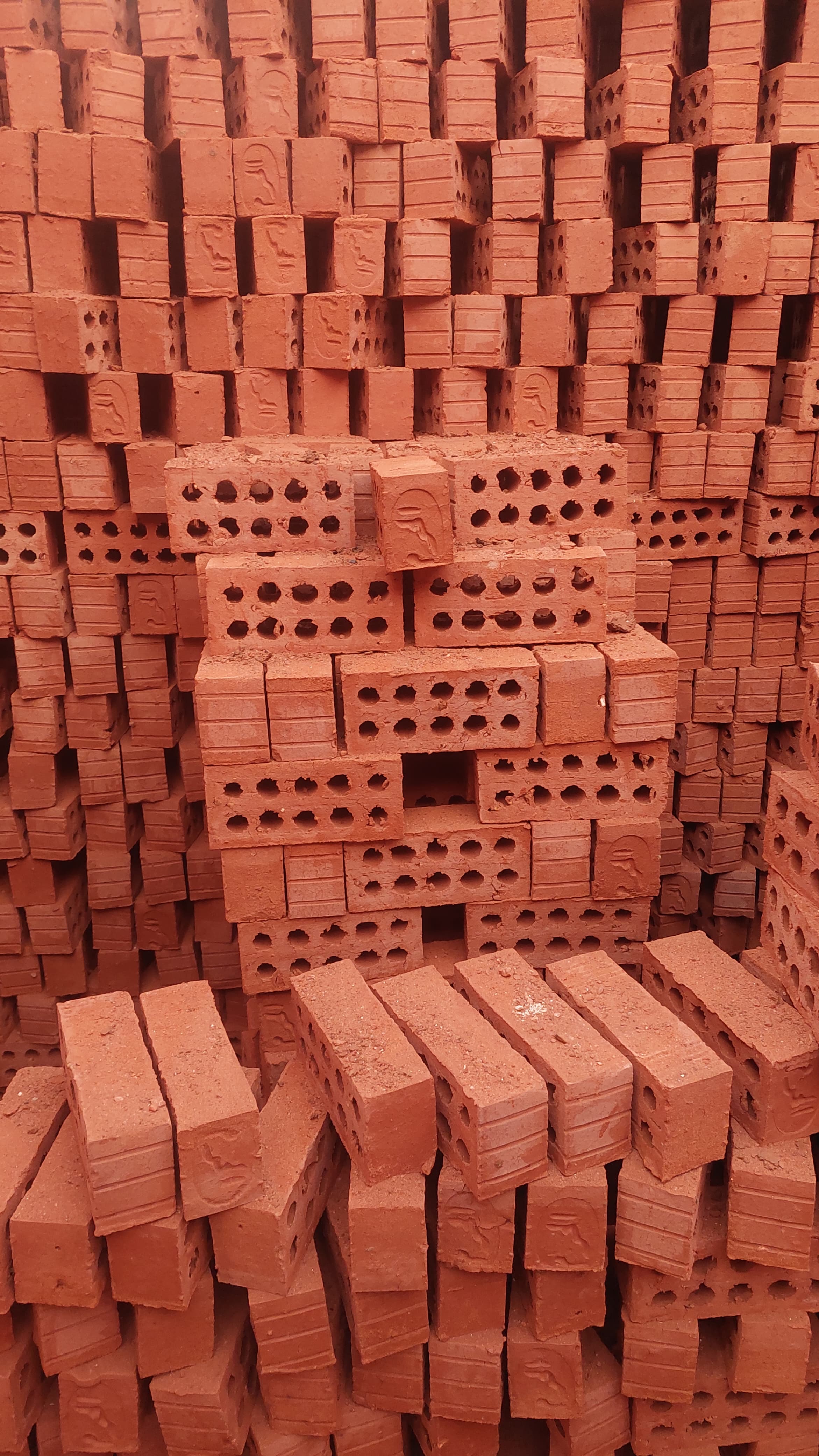 شركة النور للطوب الأحمر: أساس البناء المتين قوة جودة ثبات