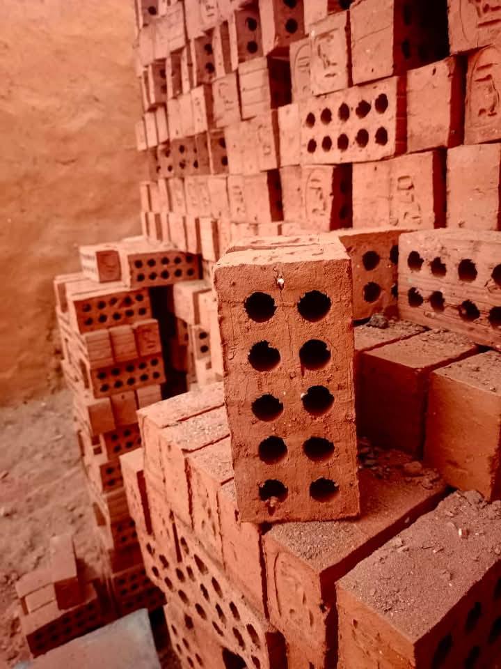 شركة النور تأسست عام 1990 , وهي تهدف إلى تلبية احتياجات السوق المتزايدة في مجال الطوب الأحمر.