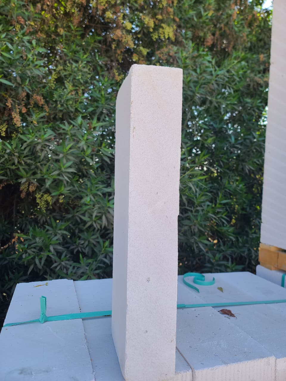 الطوب الأبيض الرغوي من شركة النور....لو بتدوري على خامة تشيل المبنى سنين وتريحك في التشطيب  