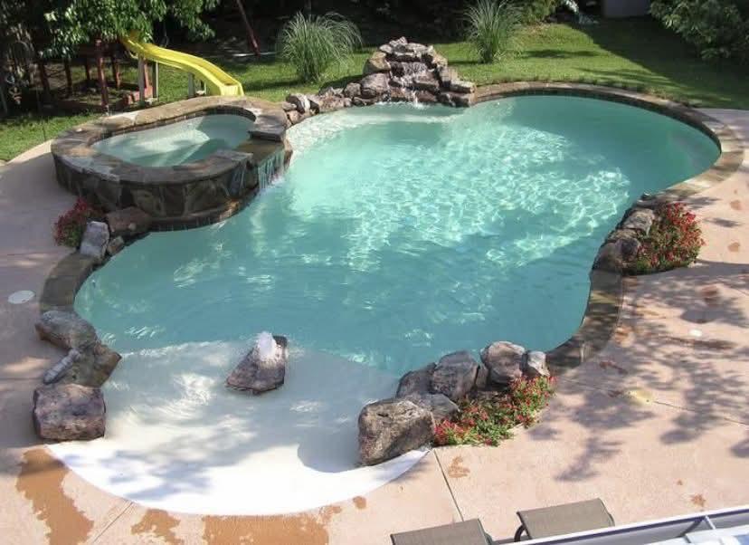 تنفيذ مسابح شاطئية فاخره بتصميم طبيعي ورملي بتكلفة مناسبه للجميع