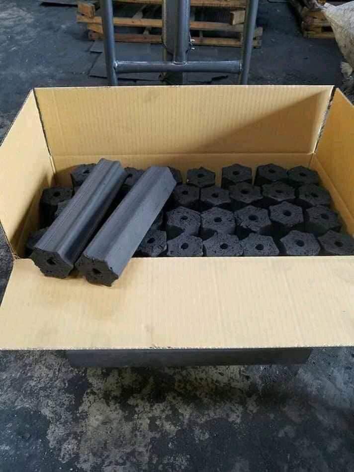 الفحم السداسي المضغوط لاغراض التصدير , يستخدم فى المشاوي والتدفئة 