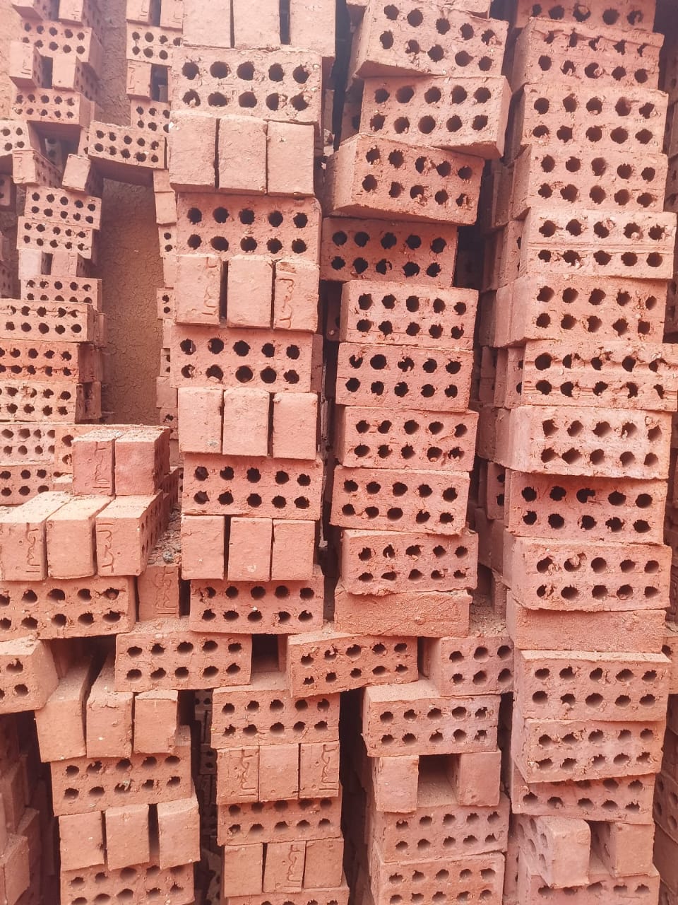 اختار المتانة… اختار الطوب الأحمر الطفلي ???? لأن بيتك يستاهل الأفضل