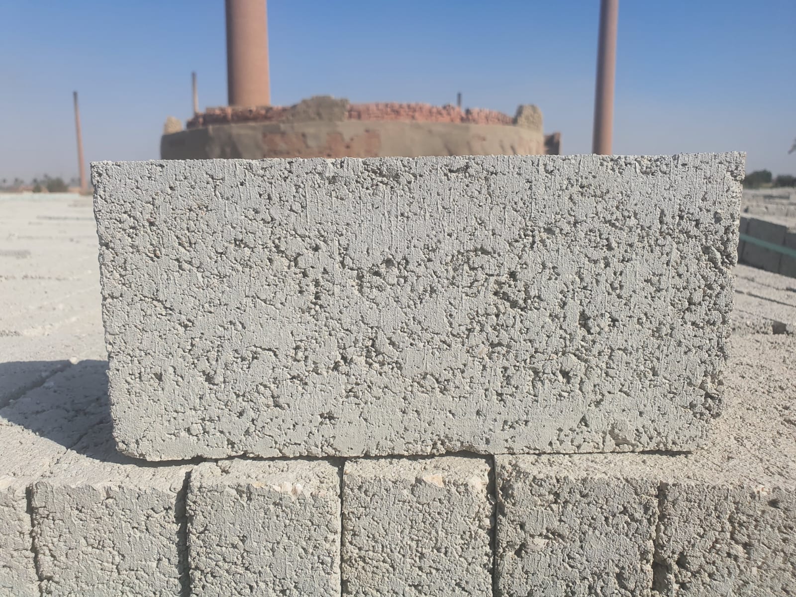 ???? الطوب الأسمنتي… أساس البناء القوي  ????️ ابنِ بثقة مع الطوب الأسمنتي عالي الجودة