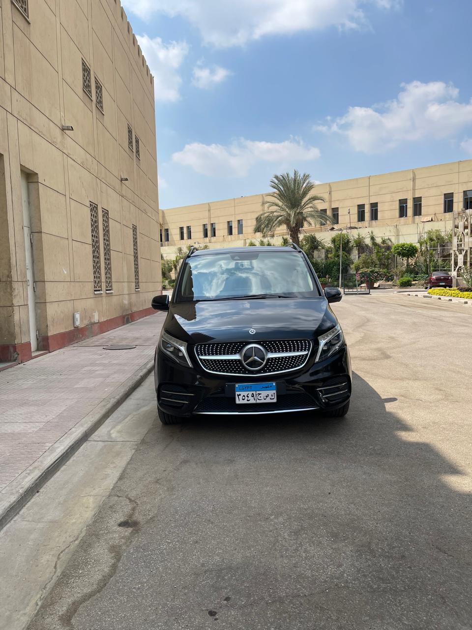 Book now your Mercedes V-Class V250 with a private chauffeur for an unforgettable stay at The Nile R