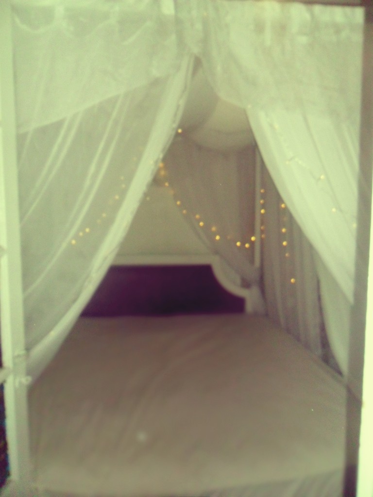  غرفة نوم بيضاء استعمال خفيف  تصلح لعروسين 